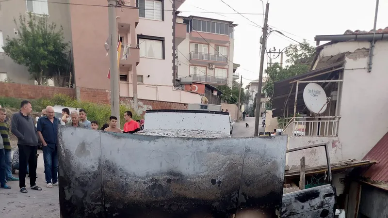 Balıkesir Karesi ilçesinde park halindeki bir otomobilde çıkan yangın mahalle