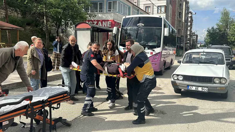 Kastamonu'da yolun karşısına geçmeye çalışan kadına otomobil çarptı. Yaralanan kadın,