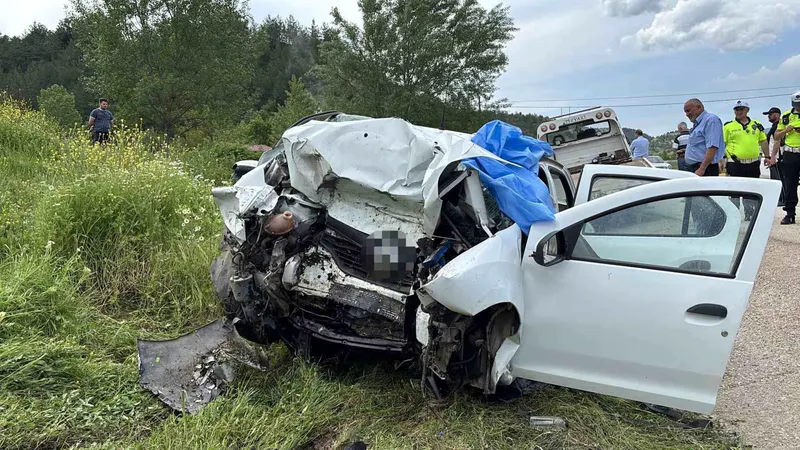 Kastamonu'nun Araç ilçesinde otomobilin istinat duvarına çarpması sonucu 3 kişi