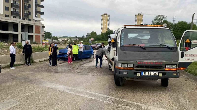 Kastamonu'da yağmur nedeniyle kayganlaşan yolda 5 aracın çarpıştığı zincirleme kazada