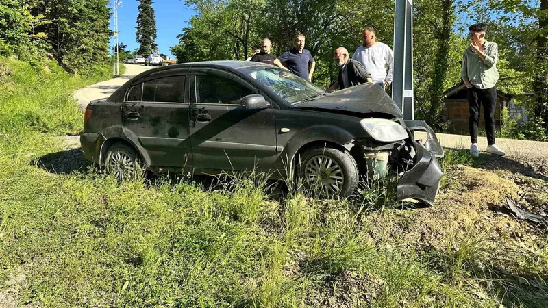 Kastamonu'nun İnebolu ilçesinde meydana gelen trafik kazasında otomobil elektrik direğine