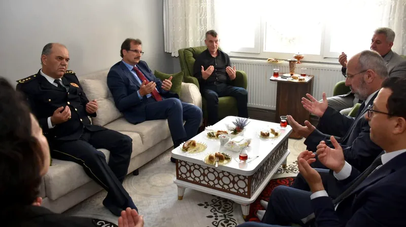 Salihli Kaymakamı Ali Güldoğan, Kurban Bayramı dolayısıyla şehit ailesi, gazi
