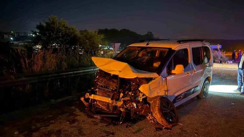 Sakarya'nın Kaynarca ilçesinde hafif ticari araç ile otomobilin çarpışması sonucu