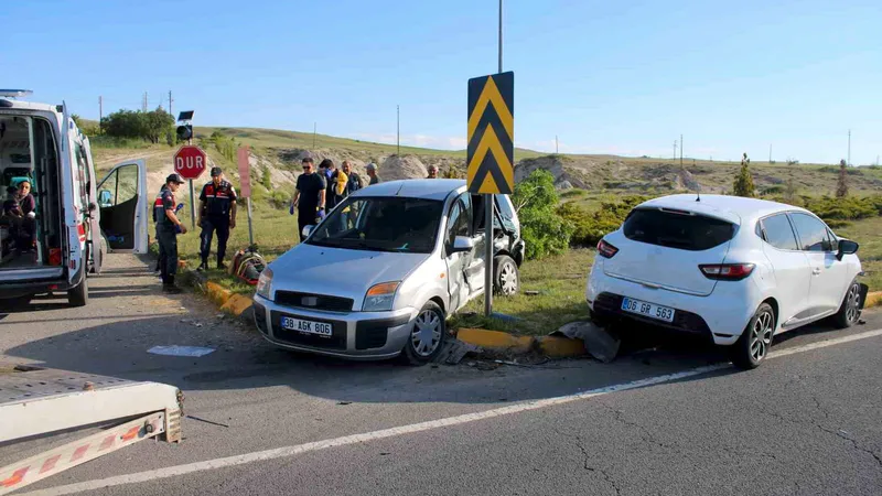 Kayseri-Kırşehir kara yolunda iki otomobilin çarpıştığı kazada 1'i ağır 6