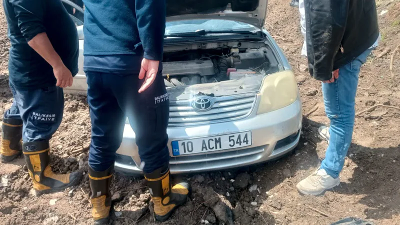Kepsut ilçesinde kontrolden çıkan otomobil şarampole yuvarlanarak takla attı. İtfaiye