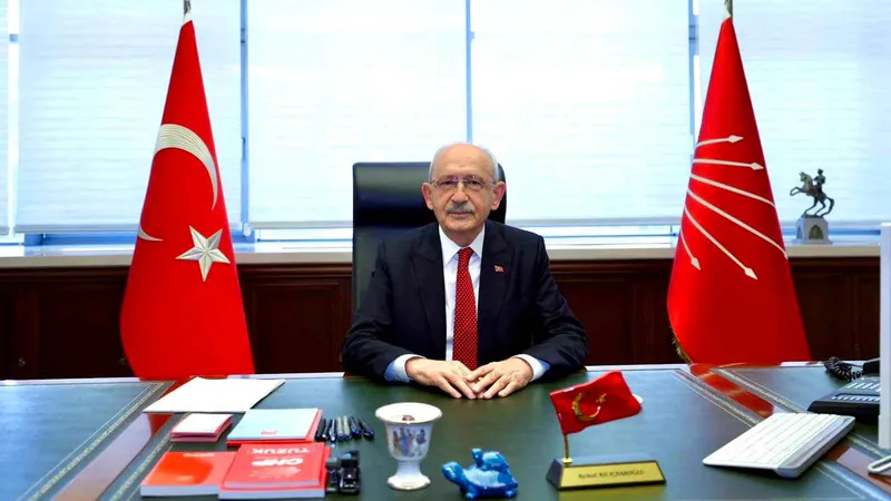 CHP Genel Başkanı Kemal Kılıçdaroğlu, genel başkanlık makamında çalışmalarına başladı.