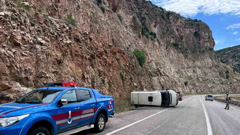 Kilis'te Kilis-Hatay kara yolu Dorucak Köyü mevkiinde kontrolden çıkan minibüsün