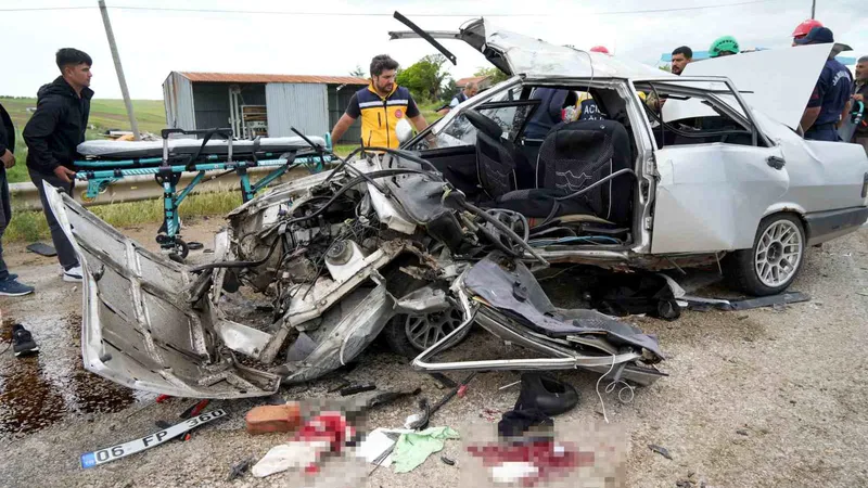 Kırıkkale Karakeçili ilçesinde iki otomobilin çarpışması sonucu 2 kişi hayatını