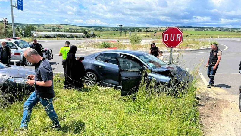 Kırklareli'nin Vize ilçesinde iki otomobilin çarpışması sonucu 6 kişi yaralandı.