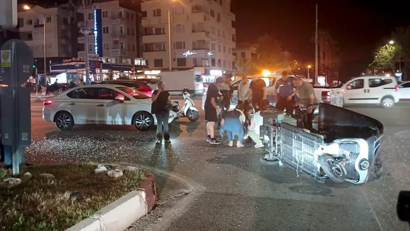 Antalya'nın Konyaaltı ilçesinde kırmızı ışık ihlali yapan 3 tekerlekli bir