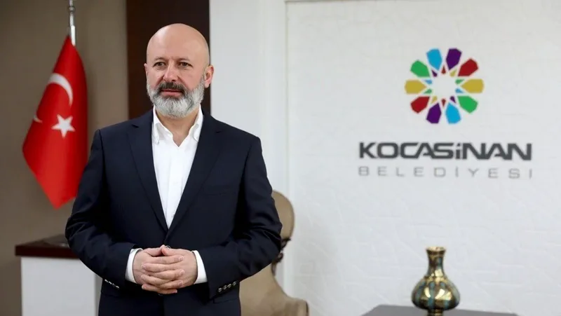 Kocasinan Belediyesi, Kurban Bayramı öncesi ilçe genelindeki mezarlıkları temizleyerek vatandaşların