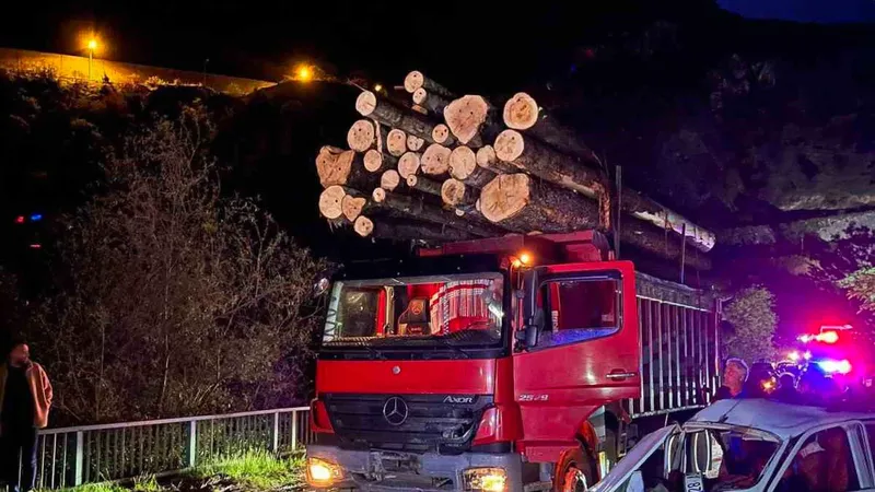 Gümüşhane'nin Kürtün ilçesinde otomobil ile tomruk yüklü kamyonun köprü girişinde