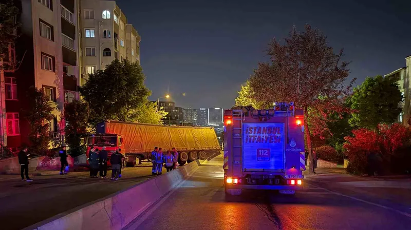 İstanbul Küçükçekmece'de palet yüklü tır, rampa çıkışında geri kayarak refüje