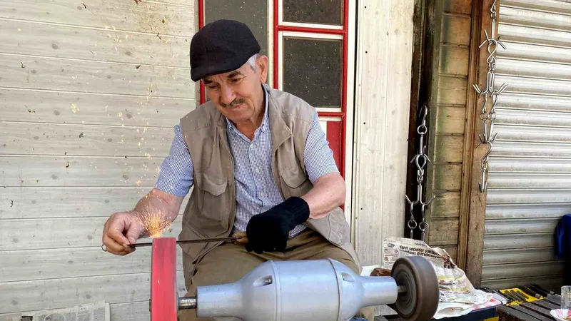 Kurban Bayramı'na sayılı günler kala Manisa'nın Alaşehir ilçesinde bıçak bileme