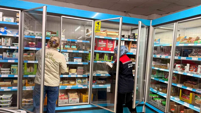 Kurban Bayramı öncesi Susuz'da gıda denetimleri artırıldı. Kaymakamlık koordinasyonunda market,