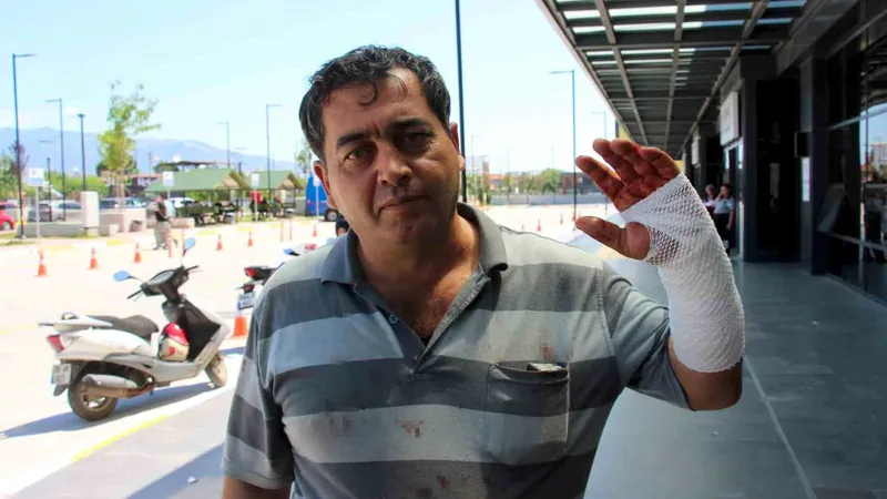 Aydın'da Kurban Bayramı'nın ilk gününde kasaplık yapan Şeref Taşkın, kurban