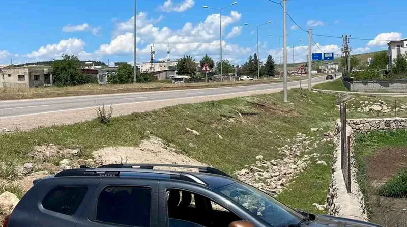 Siirt'in Kurtalan ilçesi yakınlarında meydana gelen trafik kazasında virajda kontrolden