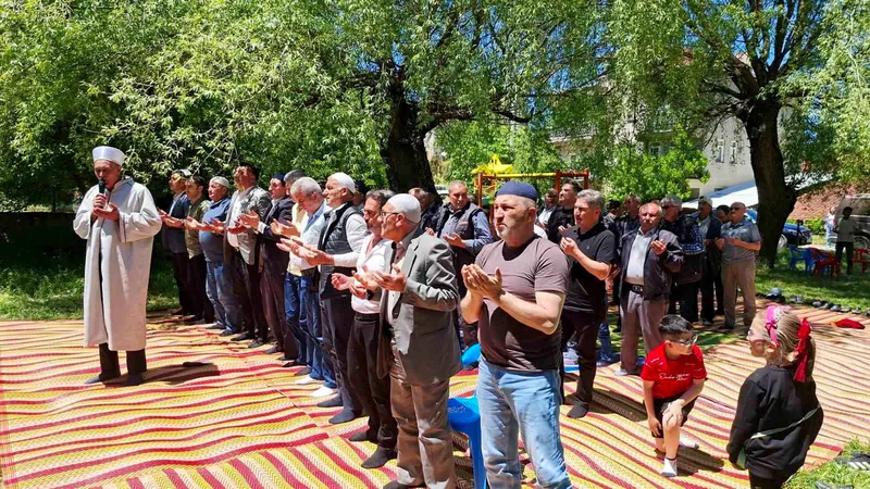 Kütahya'nın Hisarcık ilçesine bağlı Yukarı Yoncaağaç köyünde geleneksel şükür duası