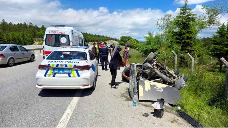 Kütahya-Afyonkarahisar kara yolu üzerinde kontrolden çıkan otomobil duvara çarparak takla