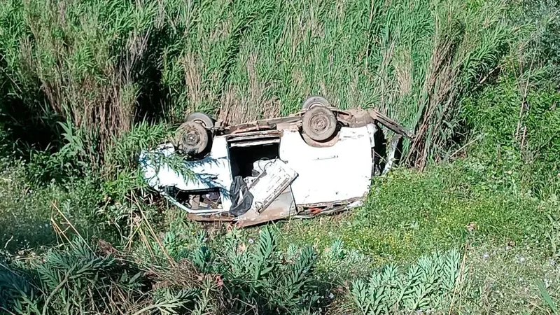 Manisa'nın Alaşehir ilçesinde hafif ticari aracın uçuruma yuvarlanması sonucu lastik