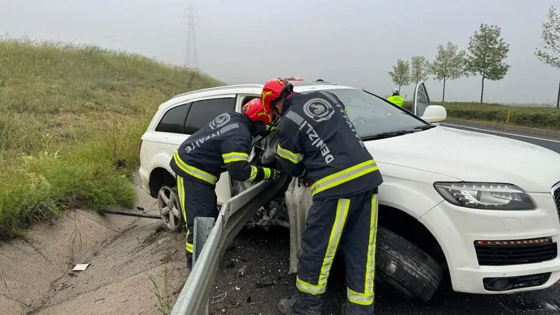 Denizli'nin Bozkurt ilçesinde kontrolden çıkan lüks SUV aracı bariyerlere saplandı.