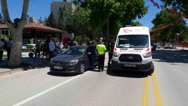 Malatya'da İnönü Caddesi üzerinde meydana gelen kazada, bir yayaya çarpan