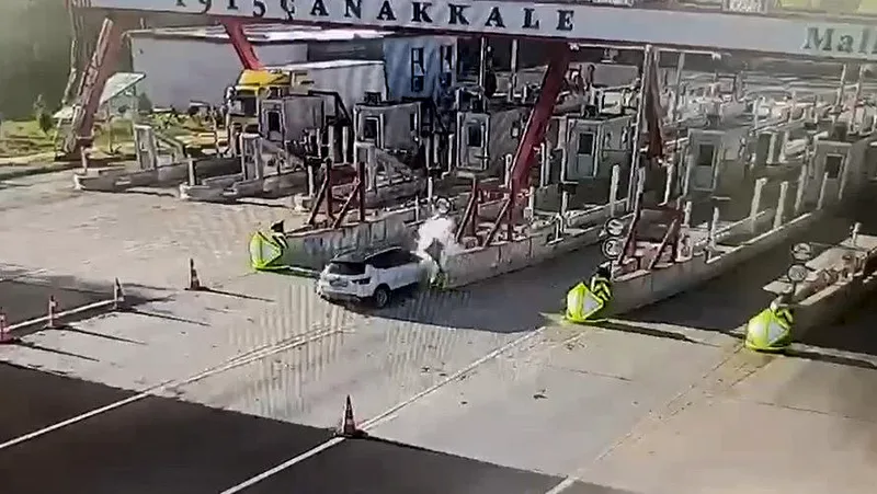 Tekirdağ'ın Malkara ilçesinde 1915 Çanakkale Otoyolu gişelerinde kontrolden çıkan otomobilin