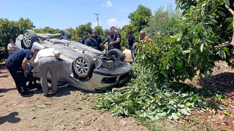 Antalya'nın Manavgat ilçesinde kontrolden çıkan otomobil avokado bahçesine uçtu. Araçta