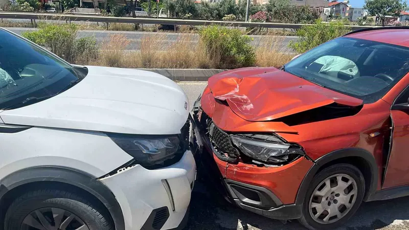 Antalya Manavgat'ta ehliyetsiz ve alkollü kadın sürücünün neden olduğu kazada