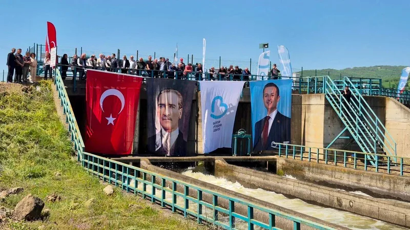 Manyas Barajı'nda kapaklar açıldı ve sulama kanallarına su verilmeye başlandı.