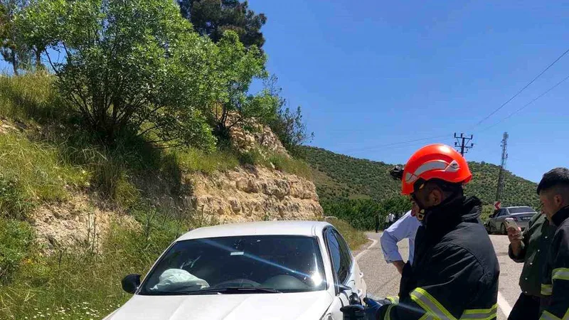 Mardin'in Yeşilli ilçesinde iki otomobilin çarpışması sonucu meydana gelen trafik