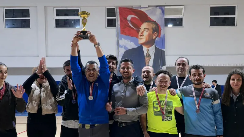 Marmara Adası'nda Gençlik Haftası kapsamında düzenlenen voleybol turnuvası sona erdi.