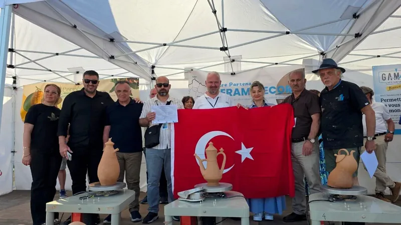 Menemenli ustalar, Fransa'da düzenlenen 5. Uluslararası Akdeniz Çömlekçiler Yarışması'nda takım