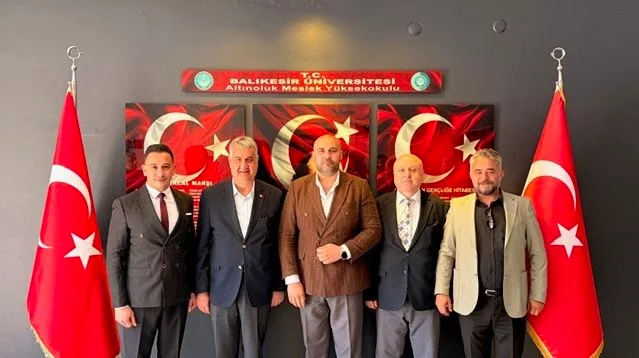 Balıkesir Üniversitesi Altınoluk Meslek Yüksekokulu'nda düzenlenen söyleşide şampiyon boksör Ali