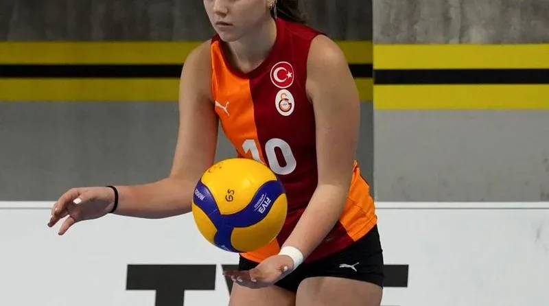Ayvalık'ın yetiştirdiği 14 yaşındaki voleybolcu Minel Yalçın, Galatasaray'daki başarılı performansıyla