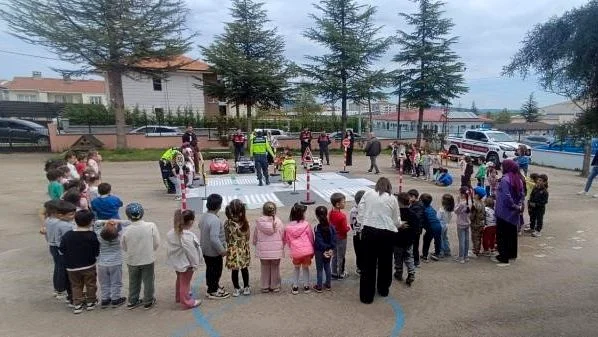 Bilecik Pazaryeri'nde anaokulu öğrencilerine yönelik uygulamalı trafik eğitimi düzenlendi. Karayolları