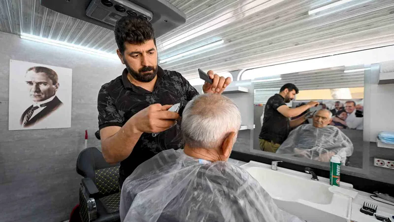 Mersin Büyükşehir Belediyesi'nin mobil kuaför aracı, Kurban Bayramı öncesi kırsal