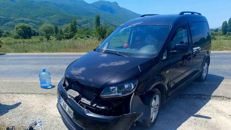 Bursa'nın Orhangazi ilçesinde meydana gelen trafik kazasında, hafif ticari araçla