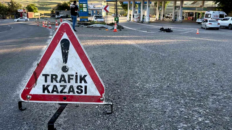 Adıyaman'da virajı alamayan motosiklet sürücüsü hayatını kaybetti. Kaza anı güvenlik