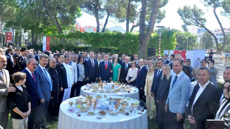 Muğla Valiliği bahçesinde Kurban Bayramı dolayısıyla geleneksel bayramlaşma töreni düzenlendi.