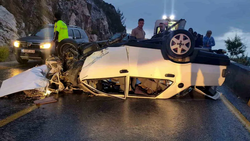 Muğla'nın Menteşe ilçesinde kontrolden çıkan otomobilin takla attığı kazada 5