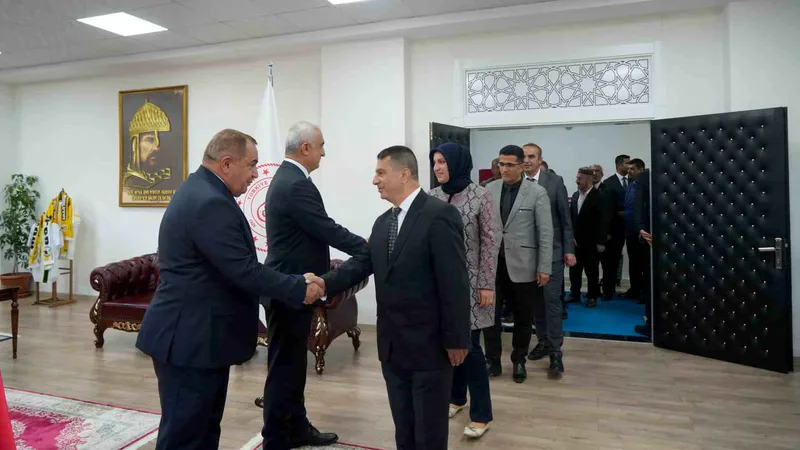 Muş Valisi Avni Çakır, Kurban Bayramı dolayısıyla düzenlenen bayramlaşma programına