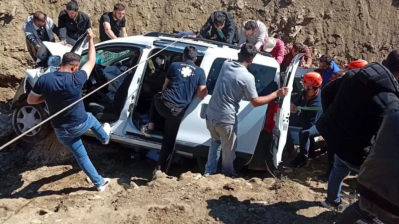 Muş merkeze bağlı Yazla köyü yakınlarında kontrolden çıkan otomobil yol
