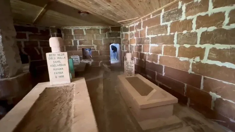 Muş'un Çatbaşı köyünde bulunan Abdulvahap Gazi Türbesi, Kurban Bayramı öncesi