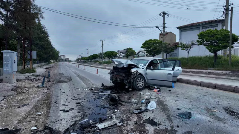 Niğde-Kayseri Yolu Kızıklı mevkiinde iki otomobilin çarpışması sonucu 2 kişi
