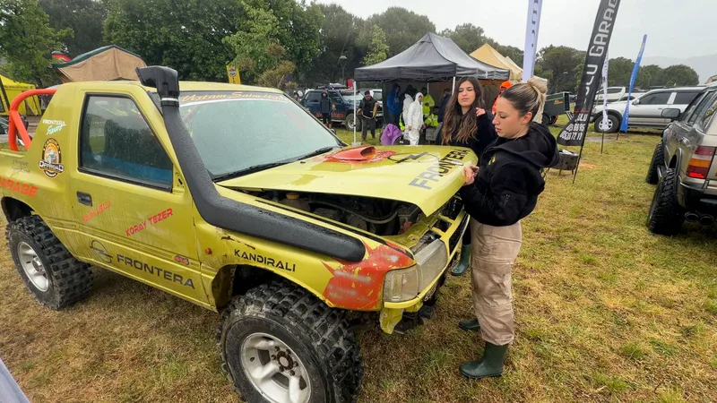 Balıkesir'in Havran ilçesinde düzenlenen off-road yarışlarında Tuğçe ve Dilara Uslu