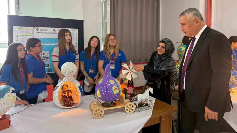 Balıkesir Burhaniye'de bir öğretmen, 7 yıl önce öğrendiği su kabağı