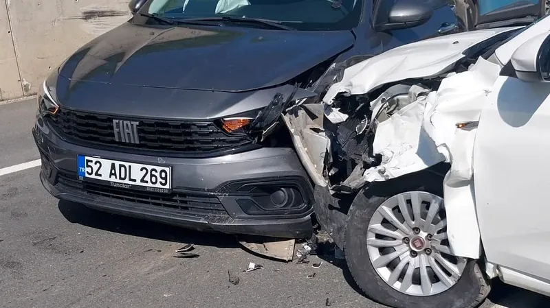 Ordu'nun Ulubey ilçesinde meydana gelen trafik kazasında 3 aracın çarpışması