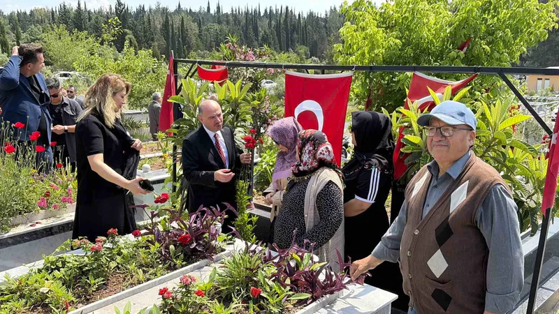 Osmaniye'de Kurban Bayramı arefesinde şehit mezarlarına karanfil bırakıldı. Vali ve