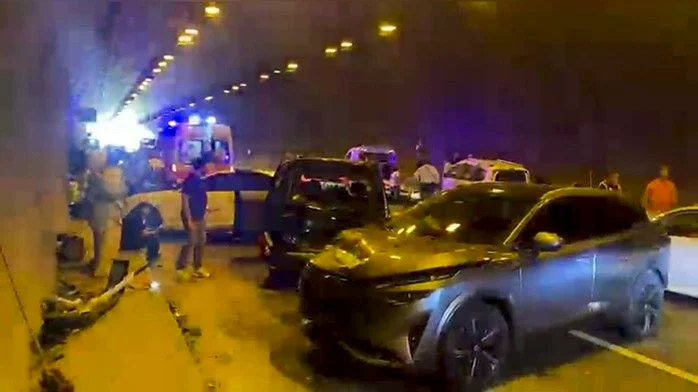 Osmaniye'nin Bahçe ilçesindeki Taşoluk Tüneli'nde 6 aracın karıştığı zincirleme kazada